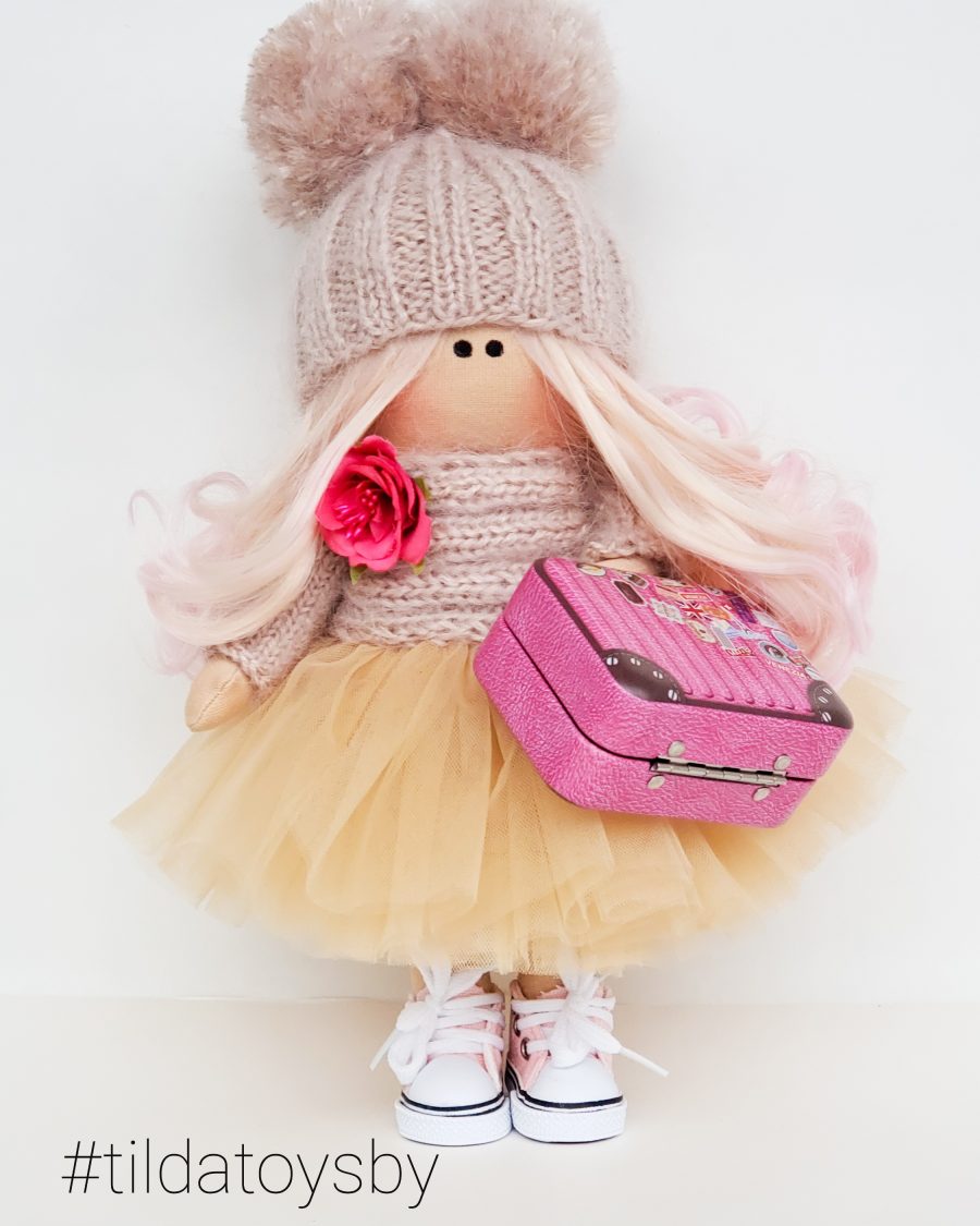 Интерьерная куколка тильда Камила в бежевой юбке-пачке