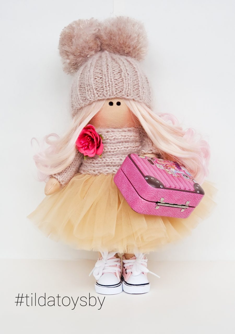 Интерьерная куколка тильда Камила в бежевой юбке-пачке